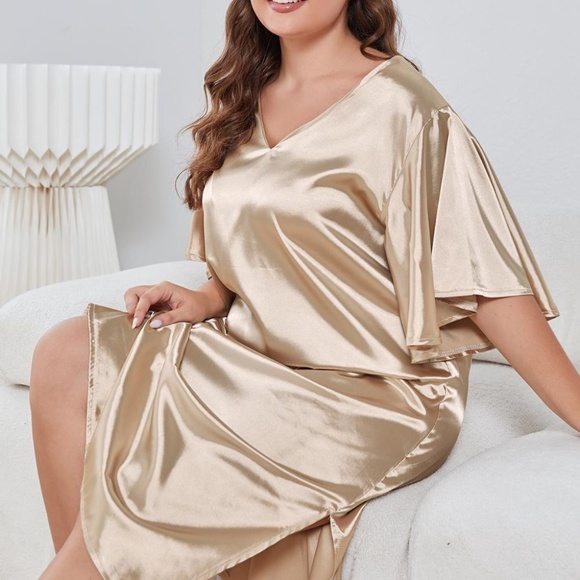 Plus Size Flutter Sleeve V-Neck Side Slit Women's Night Gown - Picture 6 of 6